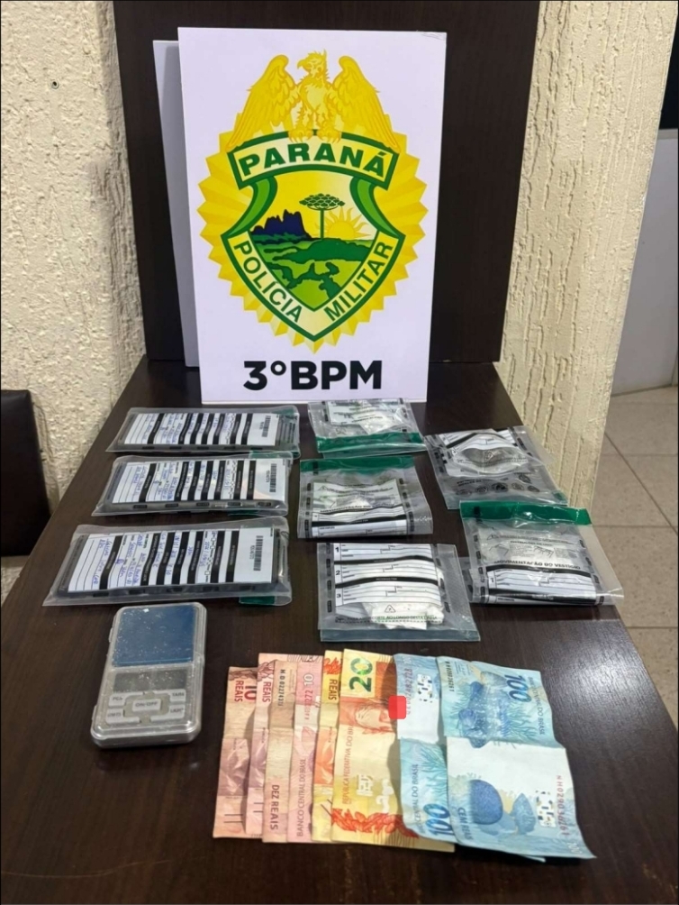 Imagem referente a Polícia prende dois homens e apreende adolescente por tráfico de drogas no bairro Bela Vista