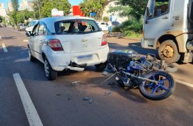 Acidente entre Agile e moto Factor deixa trabalhador ferido no Centro de Cascavel