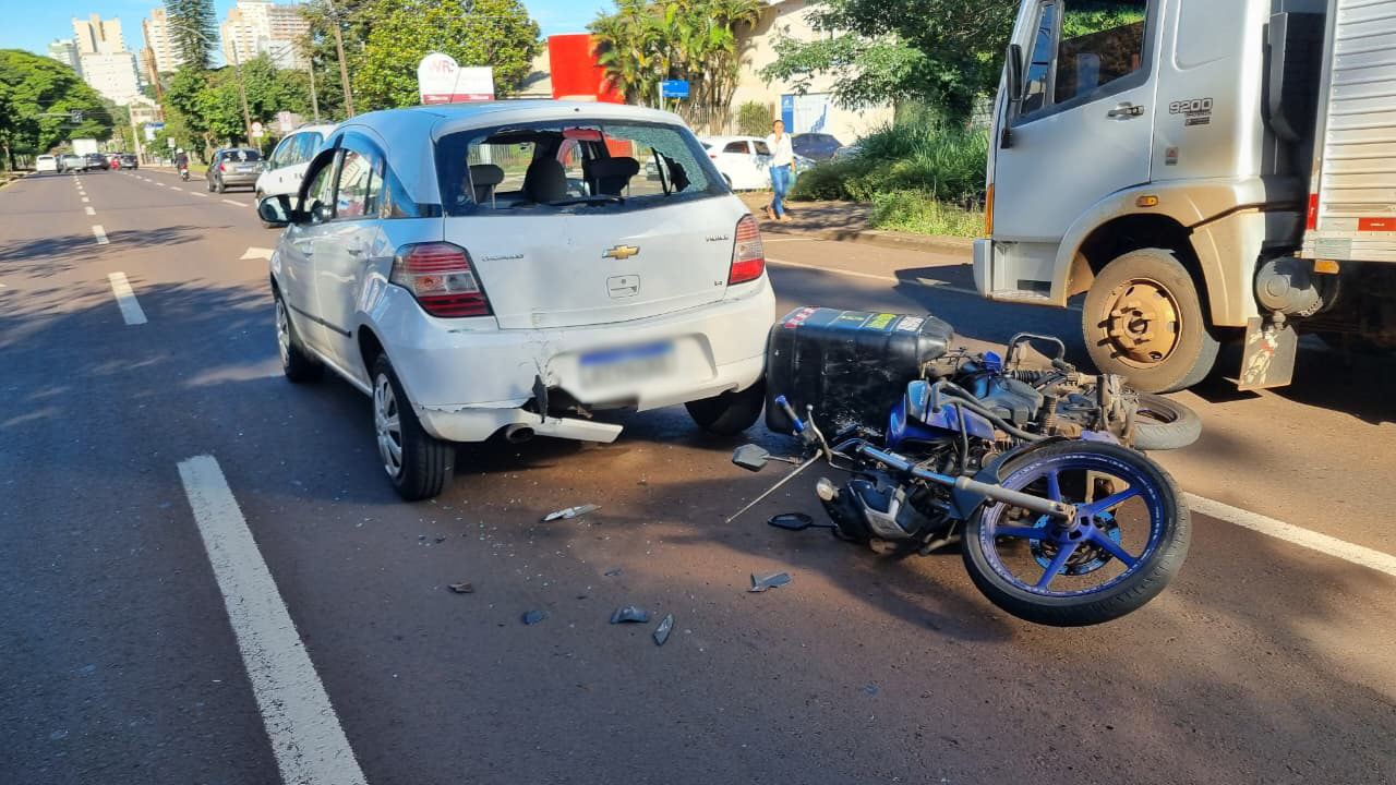 Acidente entre Agile e moto Factor deixa trabalhador ferido no Centro de Cascavel