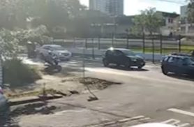 Vídeo mostra moto batendo em traseira de Agile após congestionamento na Rua Antonina
