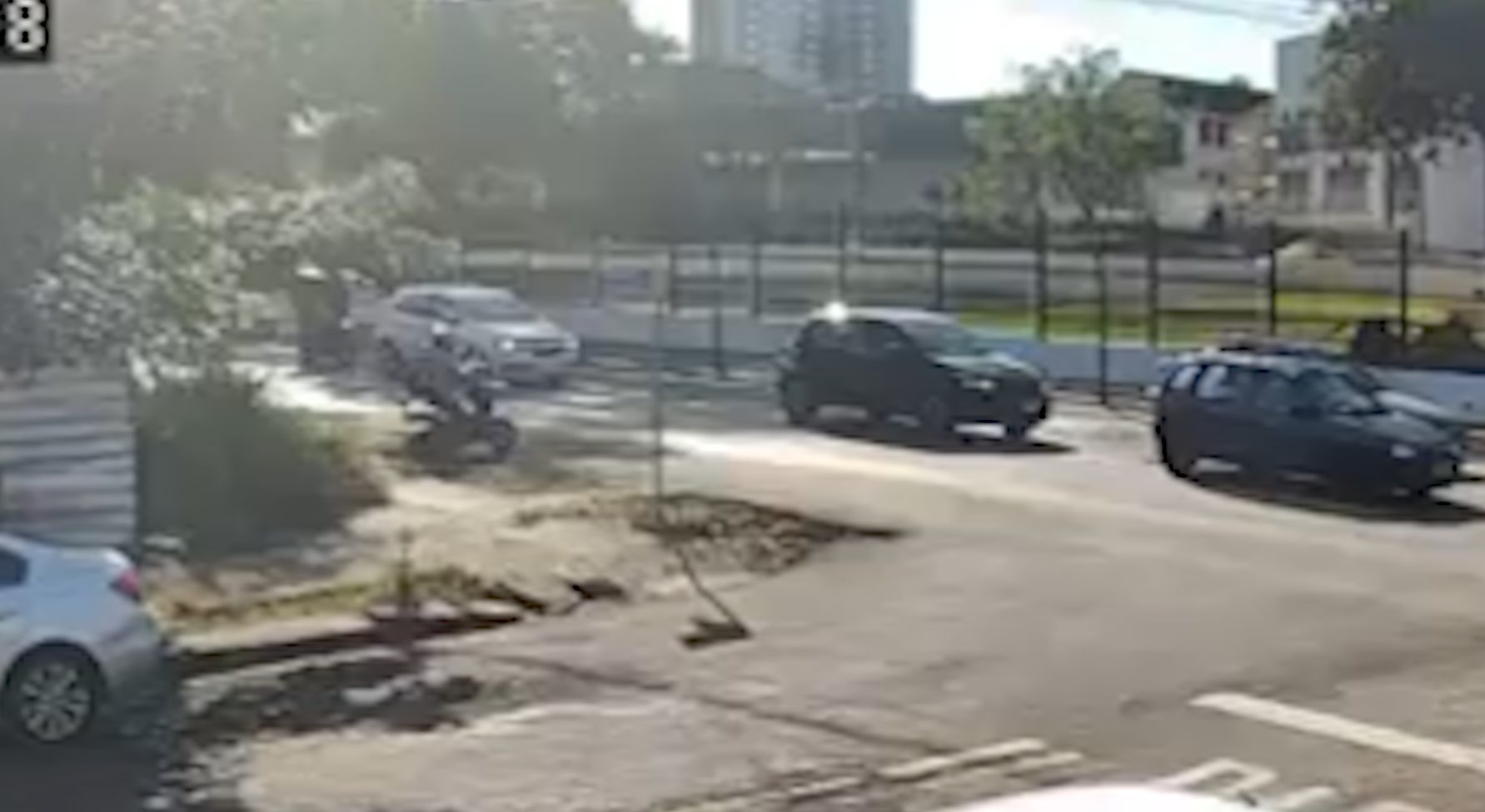 Vídeo mostra moto batendo em traseira de Agile após congestionamento na Rua Antonina