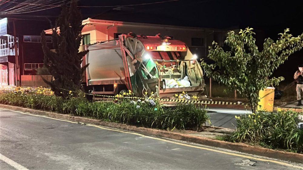 Imagem referente a Jovem morre após moto atingir traseira de caminhão de lixo