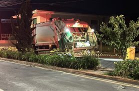 Jovem morre após moto atingir traseira de caminhão de lixo