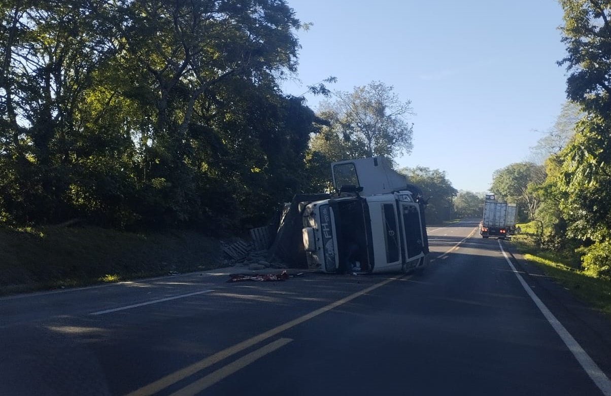 Dois caminhões tombam na BR-277 e deixam três pessoas feridas em Nova Laranjeiras