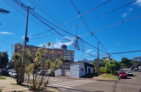 Fios caídos perto da APAE preocupam moradores e oferecem riscos no Recanto Tropical