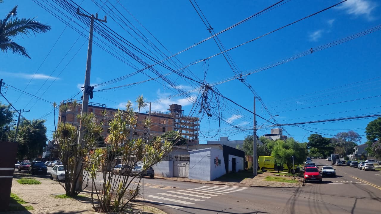 Fios caídos perto da APAE preocupam moradores e oferecem riscos no Recanto Tropical