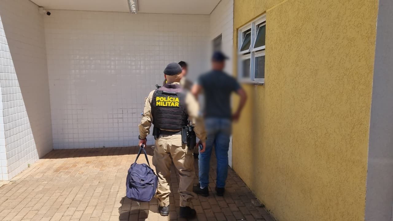 Caminhoneiro em atitude suspeita é abordado pela PM e encaminhado à Delegacia
