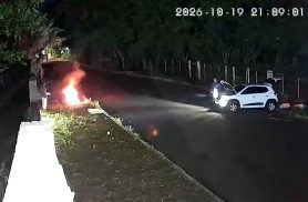 Câmera flagra indivíduos ateando fogo em entulhos no bairro Santo Onofre, em Cascavel