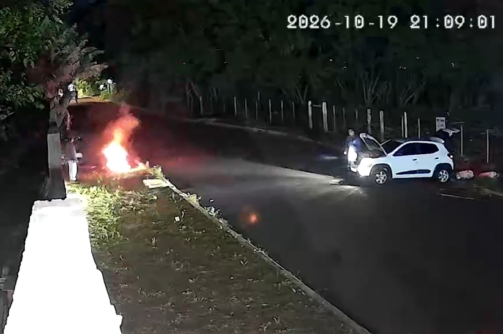 Câmera flagra indivíduos ateando fogo em entulhos no bairro Santo Onofre, em Cascavel
