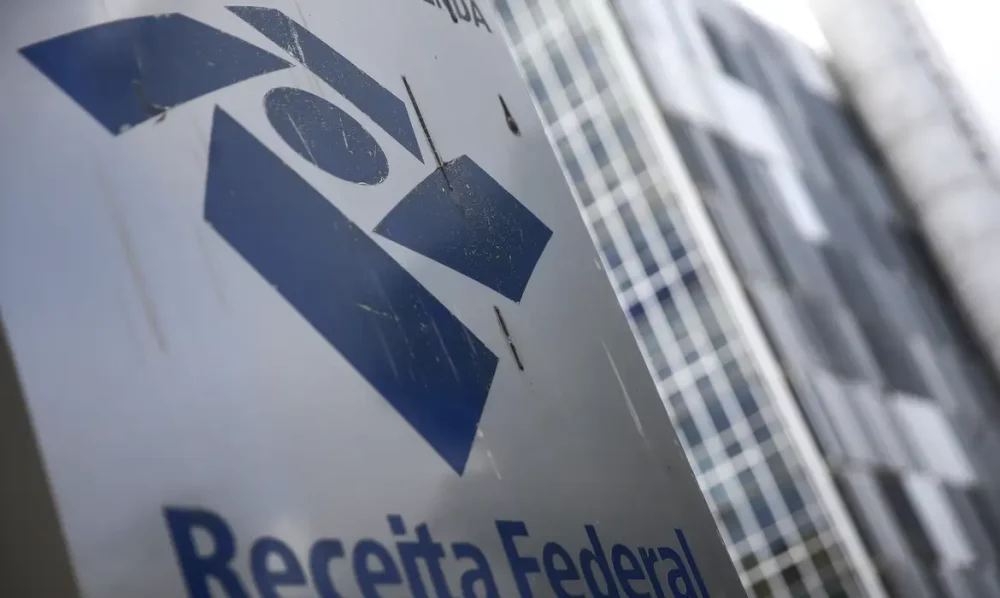 Restituições do IR batem recorde e chegam a R$ 41 bilhões em 2026 Imagem referente a Restituições do IR batem recorde e chegam a R$ 41 bilhões em 2026