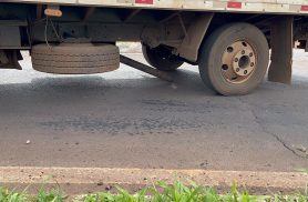 Caminhão sofre problema mecânico ao tentar acessar a BR-277 no Guarujá