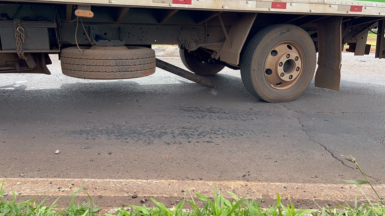 Caminhão sofre problema mecânico ao tentar acessar a BR-277 no Guarujá