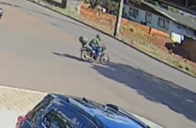 Câmera flagra homem passando com moto furtada no Centro de Corbélia