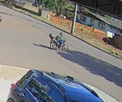 Câmera flagra homem passando com moto furtada no Centro de Corbélia
