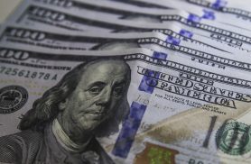 Dólar cai para R$ 5,01 com exterior e expectativa eleitoral no Brasil
