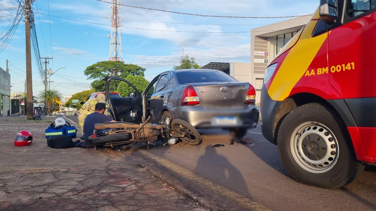 Acidente em Cascavel deixa motociclista ferido na Rua Minas Gerais