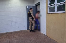 Polícia Militar em Cascavel prende homem após briga generalizada em residência