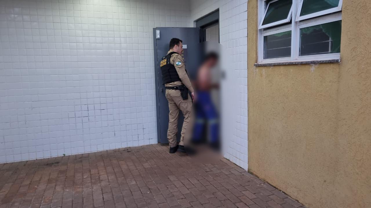 Polícia Militar em Cascavel prende homem após briga generalizada em residência