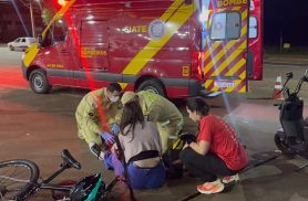 Acidente entre bicicletas e moto elétrica deixa feridos na Carlos Gomes, entrada para a BR-277