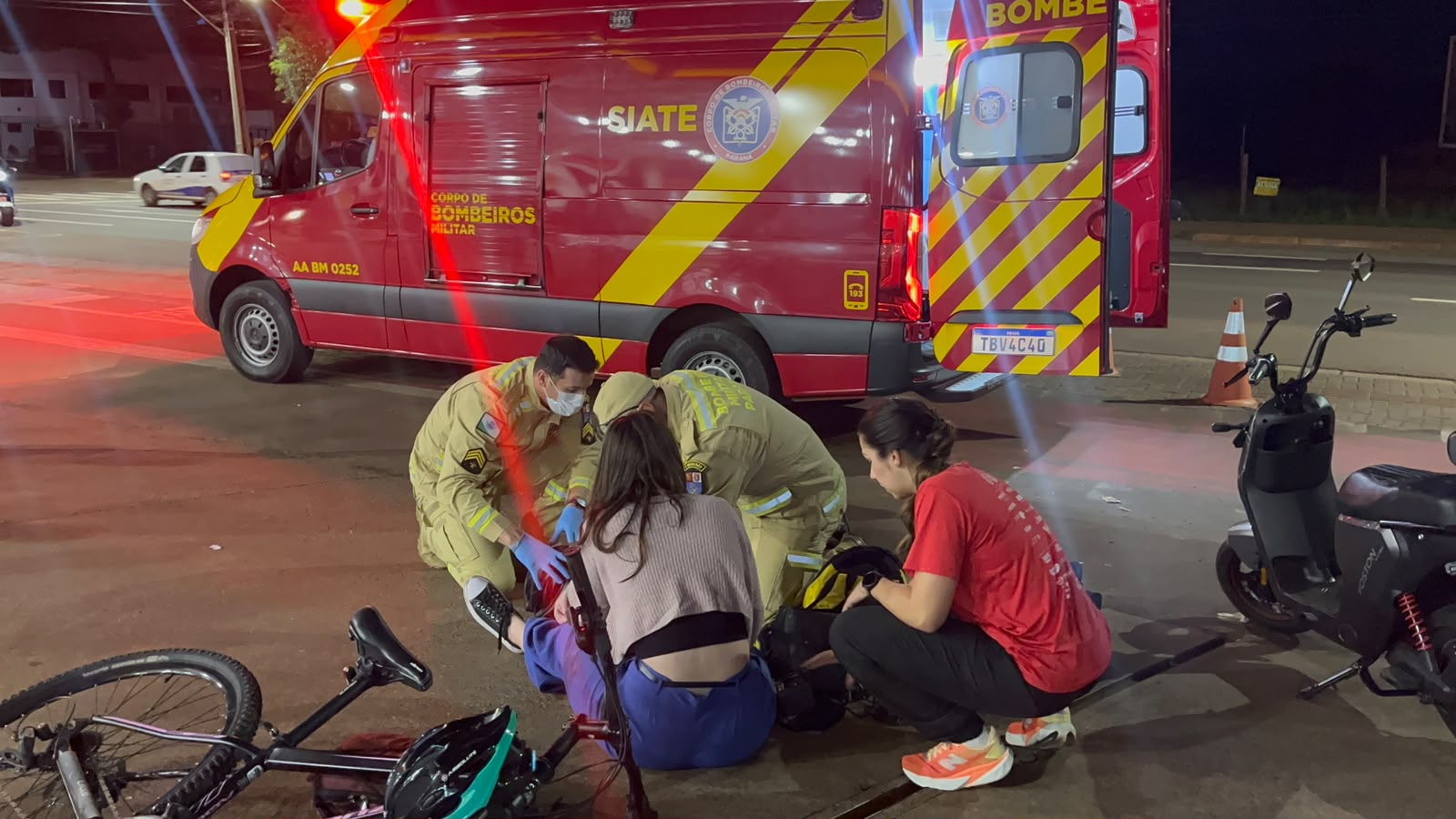 Acidente entre bicicletas e moto elétrica deixa feridos na Carlos Gomes, entrada para a BR-277