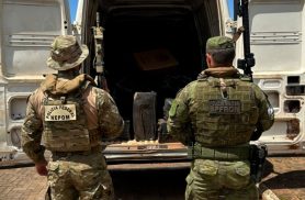 BPFron e Polícia Federal apreendem R$ 477 mil em cigarros contrabandeados em Mercedes
