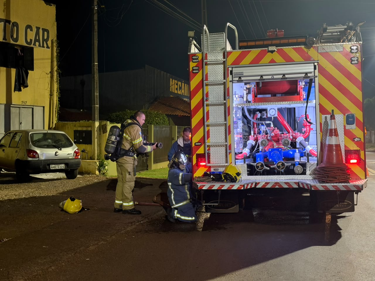 Suspeita de incêndio criminoso em uma Caravan mobiliza Bombeiros na Estrada Rio da Paz, em Cascavel