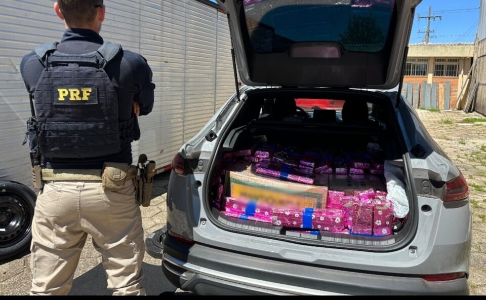 Imagem referente a Férias terminam na delegacia: Casal leva filho no carro e acaba preso com 362 kg de maconha