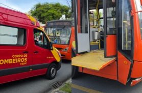 Homem sai de distribuidora, tenta atravessar avenida e é atropelado por ônibus biarticulado Homem sai de distribuidora, tenta atravessar avenida e é atropelado por ônibus biarticulado