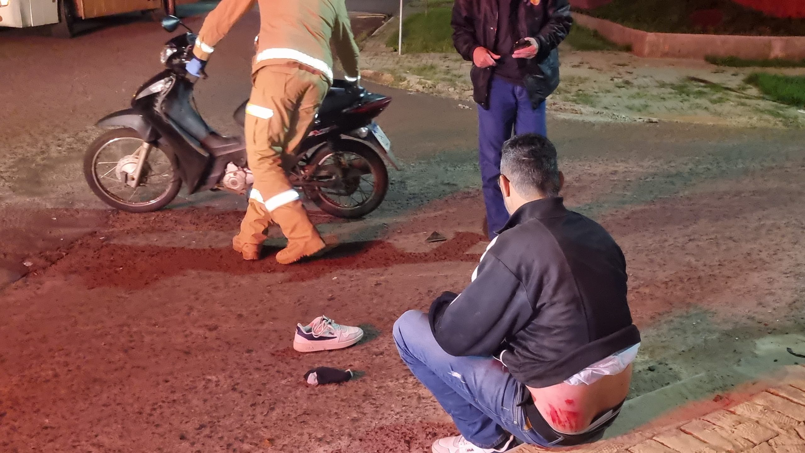 Acidente entre Honda Biz e ônibus deixa motociclista ferido no Jardim União, em Cascavel