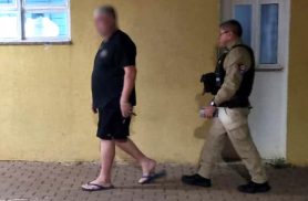 Homem chega alterado em casa, ameaça companheira e acaba levado pela PM no bairro Guarujá Homem chega alterado em casa, ameaça companheira e acaba levado pela PM no bairro Guarujá