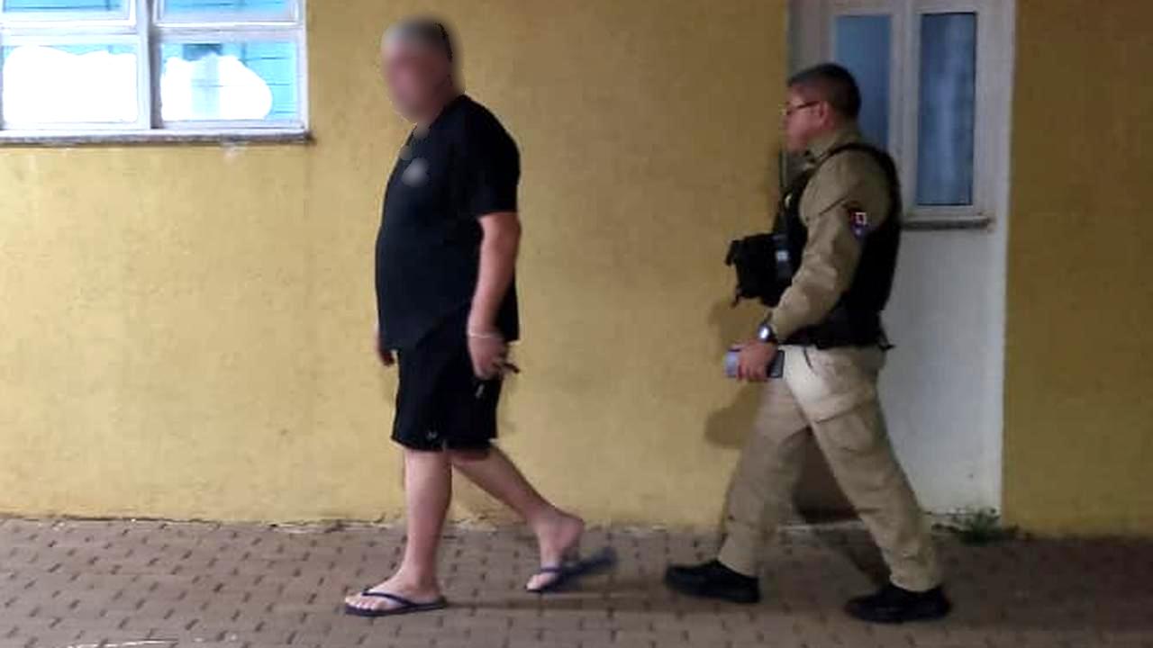 Homem chega alterado em casa, ameaça companheira e acaba levado pela PM no bairro Guarujá