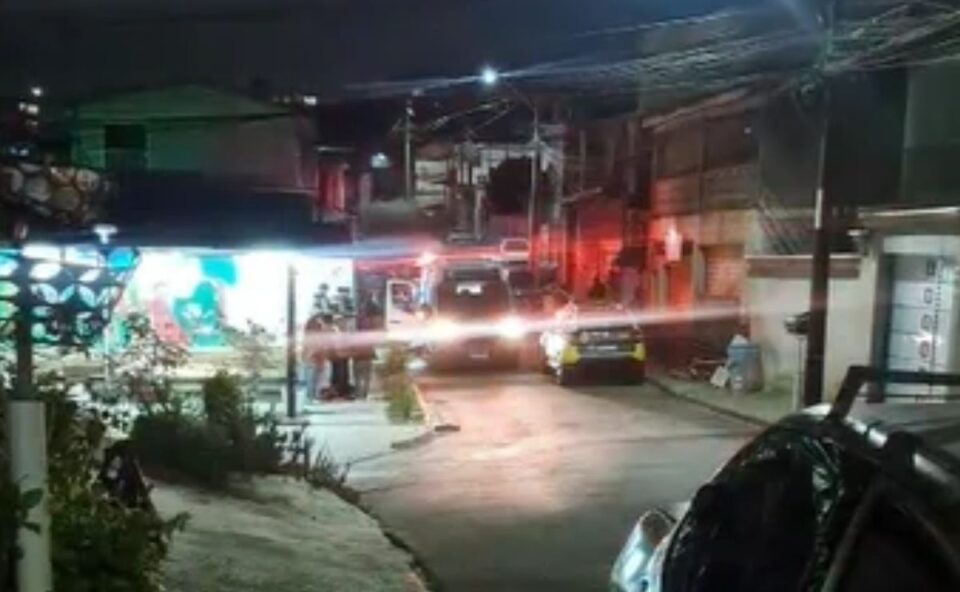 Jovem é esfaqueada pelo próprio irmão após briga Imagem referente a Jovem é esfaqueada pelo próprio irmão após briga