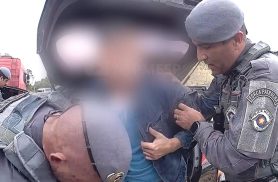 Vídeo mostra momento em que PM encontra homem encapuzado e amarrado em porta-malas Vídeo mostra momento em que PM encontra homem encapuzado e amarrado em porta-malas