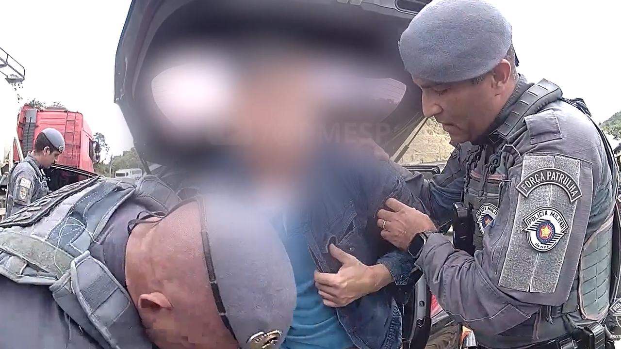 Vídeo mostra momento em que PM encontra homem encapuzado e amarrado em porta-malas