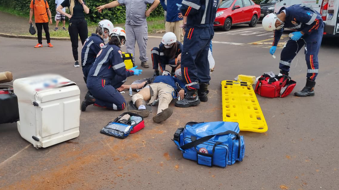 Motociclista quebra a perna em grave acidente no Bairro Alto Alegre, em Cascavel