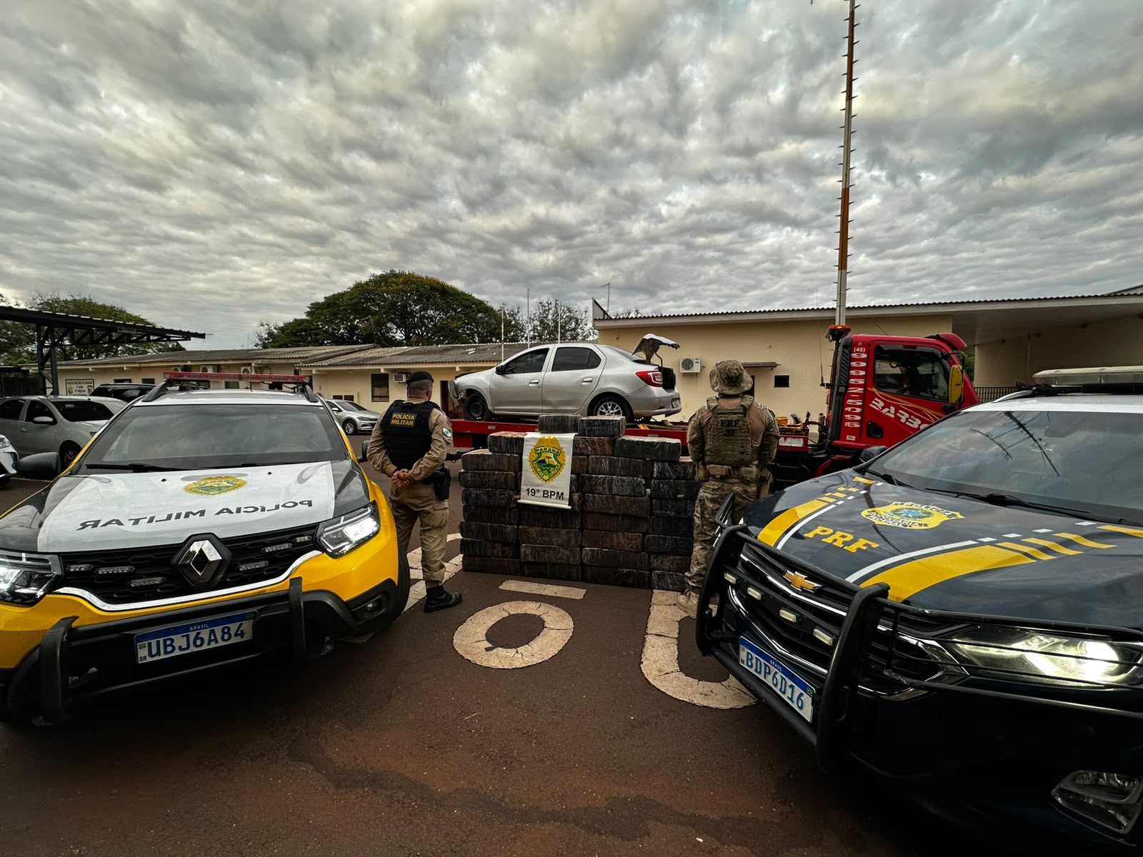 Ação conjunta entre PRF e Polícia Militar apreende quase 700 kg de maconha após fuga em Toledo