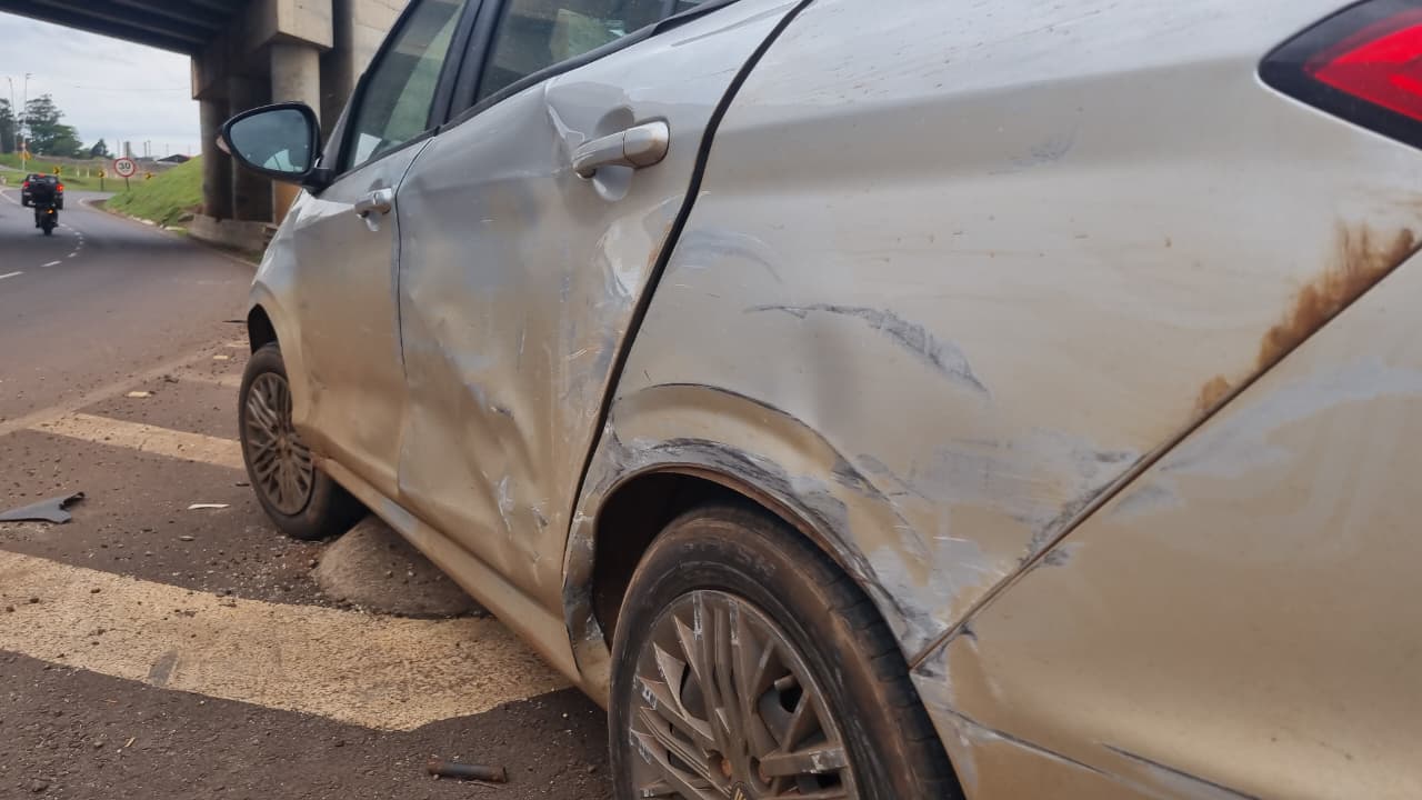 Caminhão arrasta carro em acidente no Trevo Cataratas, em Cascavel