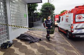 Morador de rua morre na calçada após 40 minutos de tentativas de reanimação em Cascavel