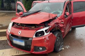 Colisão entre Sandero e caminhão mobiliza Corpo de Bombeiros no Santa Cruz