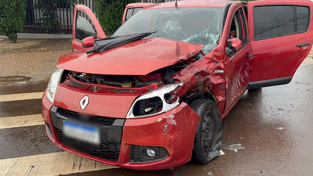 Colisão entre Sandero e caminhão mobiliza Corpo de Bombeiros no Santa Cruz