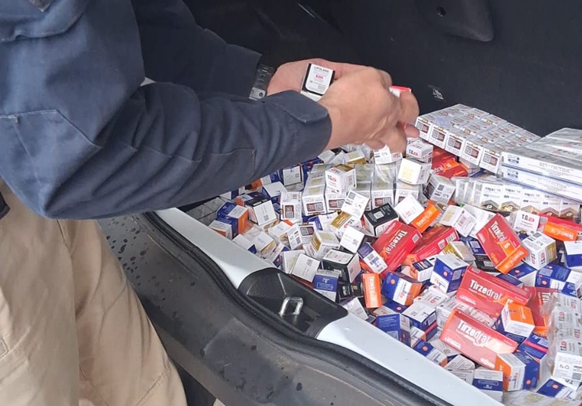 PRF apreende medicamentos estrangeiros em carro de escolta armada na BR-277 em Cascavel