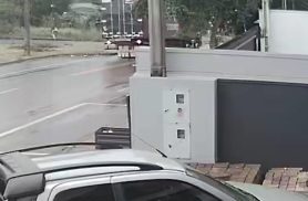 Câmera flagra colisão entre caminhão e Sandero no bairro Santa Cruz, em Cascavel