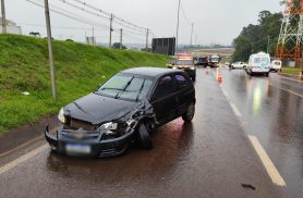 Acidente entre Fiat Strada e Celta interdita BR-277 em Cascavel