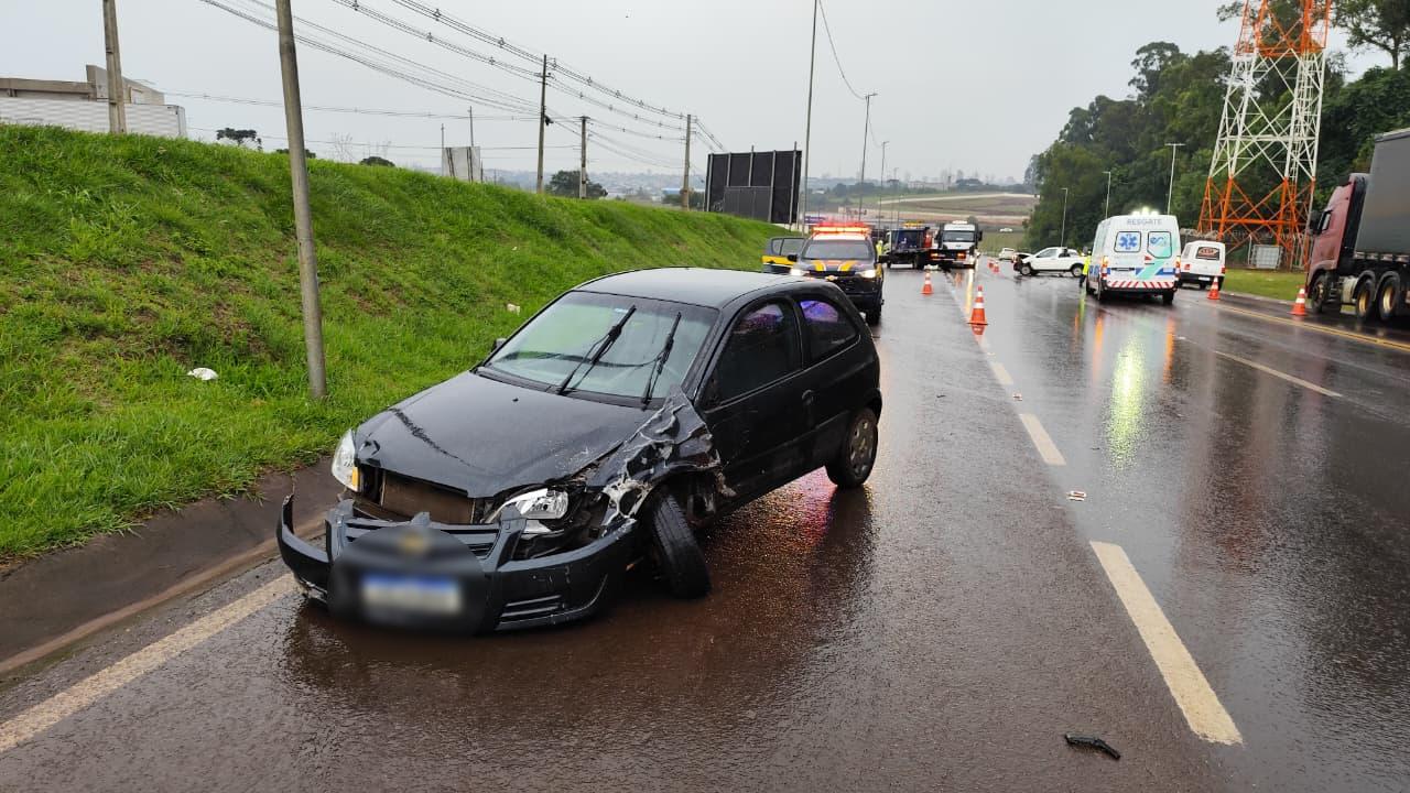 Acidente entre Fiat Strada e Celta interdita BR-277 em Cascavel
