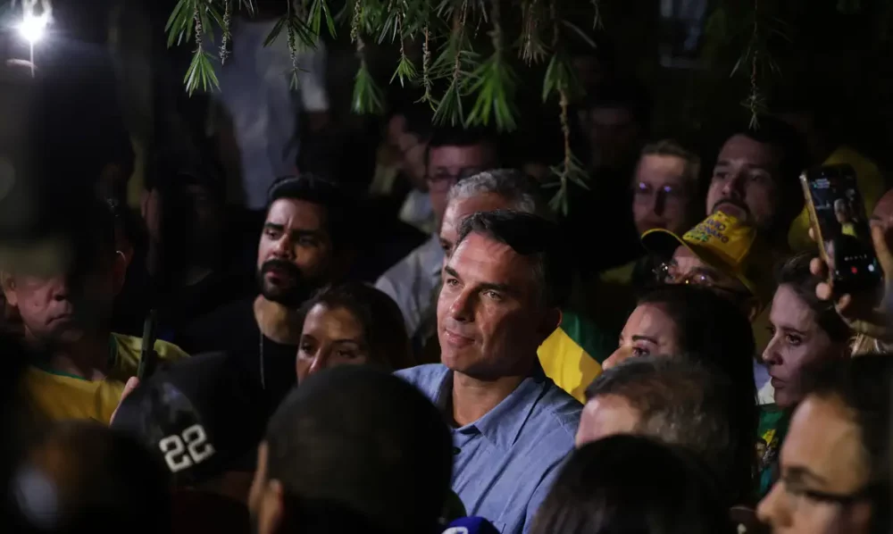 Imagem referente a Flávio Bolsonaro impõe condições para liberar sigilos