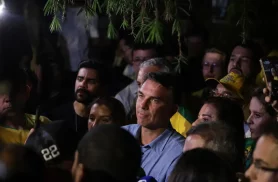 Flávio Bolsonaro impõe condições para liberar sigilos