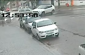 Câmera flagra acidente entre Uno e Compass no Centro de Cascavel