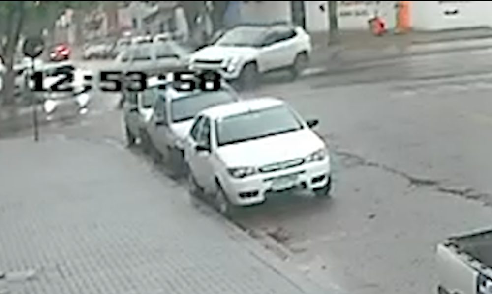 Câmera flagra acidente entre Uno e Compass no Centro de Cascavel