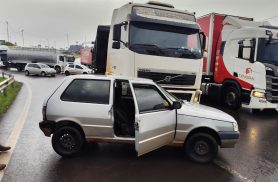 Acidente entre caminhão e Uno Mille deixa trânsito lento no Trevo Cataratas, em Cascavel