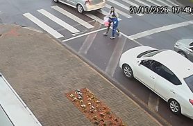 Mulher e criança escapam por pouco de atropelamento em Cascavel